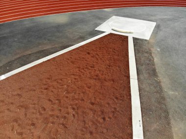 Hava uçak atış shotput bölgesinin kalbinde bir atletizm yarışı ile karmaşık arka planda izlemek