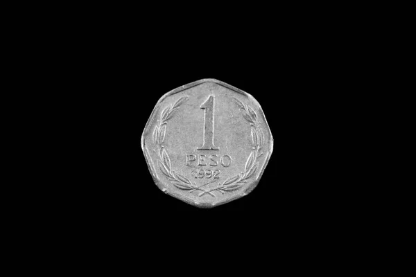 关闭智利一比索硬币孤立在黑色背景上 — 图库照片