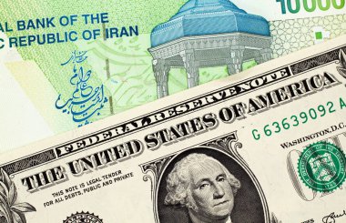 Bir Amerikan bir dolarlık banknot yeşil 10000 İran Riyali notla