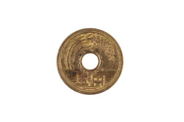 一个在白色背景下被孤立的日本五日元硬币的超级宏观图像 — 图库照片