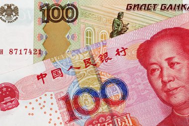 Görüntü 100 Rus Rublesi banknot ile 100 Çin yuan Banka dekontunun bir yakından 