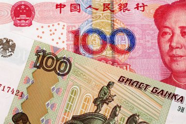 Görüntü 100 Rus Rublesi banknot ile 100 Çin yuan Banka dekontunun bir yakından 