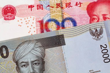 Görüntü 2000 Endonezya Rupiah banka dekontu içeren 100 Çin yuan Banka dekontunun bir yakından 