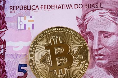 Mor, 5 Reali Brezilyalı banka notunun bir altın bitcoin ile görüntüyü