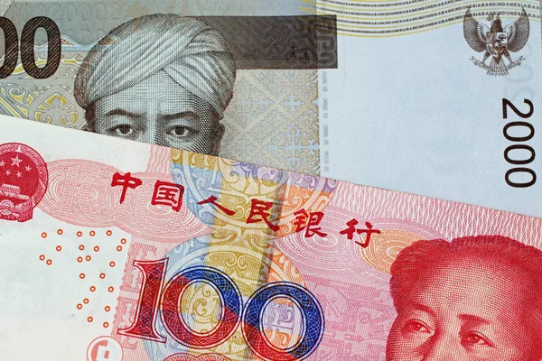 2000 インドネシア ルピア銀行券と 100 の中国人民元紙幣のイメージに近い — ストック写真