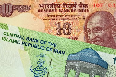 Görüntü bir İran 10000 Riyali notalı bir Hint 10 Rupisi Banka dekontunun bir yakından