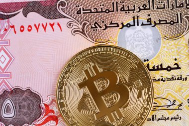Birleşik Arap Emirlikleri beş Dirhemi notu ile bir altın bitcoin