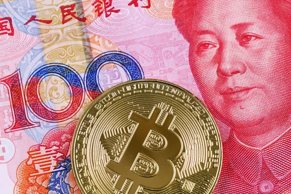 Kırmızı 100 Çin yuan banka dekontu, makro içeren bir altın bitcoin