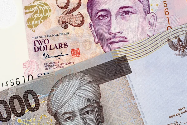 2000 Endonezya Rupiah banknot iki Singapur Doları notla görüntüsünü yakından