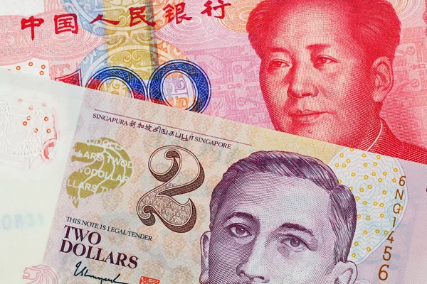 Görüntü Iki Singapur Doları Banka Notunun Yüz Çin Yuan Banknot — Stok fotoğraf