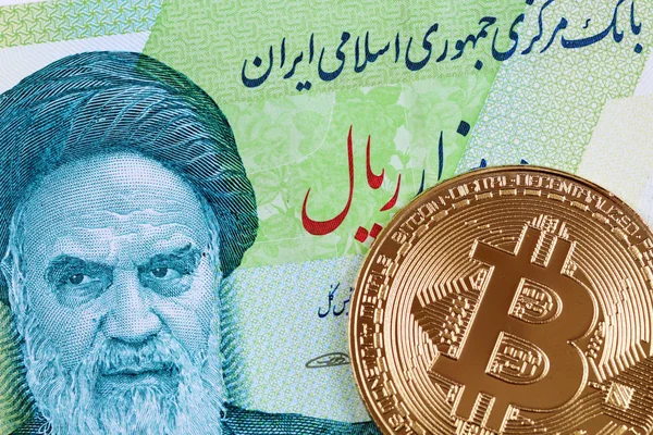 Gambar Makro Dari Bitcoin Emas Dengan Uang Kertas Rial Iran — Stok Foto