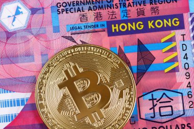 Bir 10 Hong Kong dolarlık banknot ile altın bir bitcoin bir makro görüntüsünü