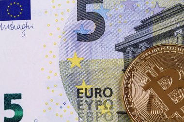 Görüntü ile bir altın fiziksel bitcoin beş Euro banknotun yakından