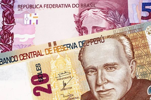 Makro Snímek Dvacet Peruánský Podešví Bankovek Fialovým Brazilské Pět Reais — Stock fotografie