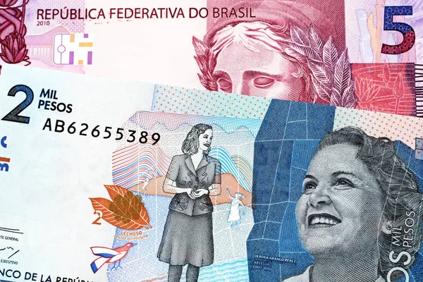 Banconota Duemila Pesos Colombiani Blu Con Banconota Cinque Reais Brasiliani — Foto Stock