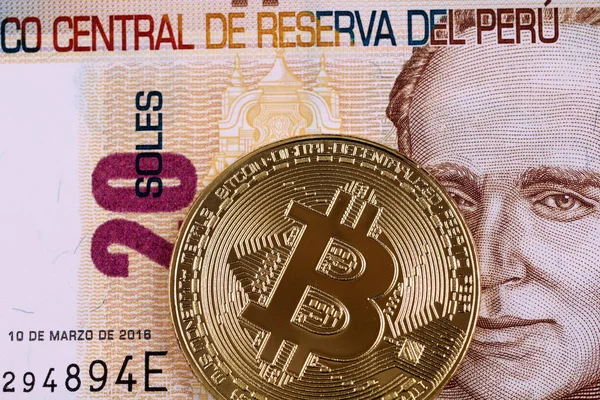 Uma Imagem Perto Uma Nota Sol Peruana Vinte Com Bitcoin — Fotografia de Stock