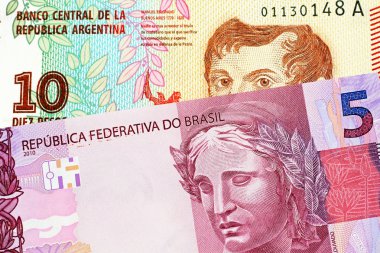 Pembe bir Arjantinli bir on Pezosu fatura ve beş Reali notla Brezilyalı bir makro görüntüsünü