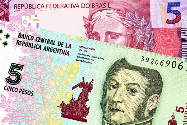 Egy Makró Kép Egy Rózsaszín Brazil Reais Megjegyzés Egy Argentin — Stock Fotó