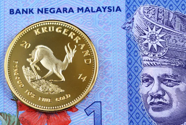 Close Image Gold South African Krugerrand Blue Malaysian Ringgit Note — Stock Photo, Image