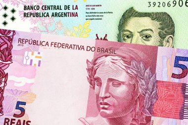 Pembe bir Arjantinli bir beş Pezosu fatura ve beş Reali notla Brezilyalı bir makro görüntüsünü