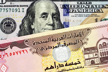 Görüntü mavi bir Amerikan yüz dolarlık banknot 5 Dirhemi Birleşik Arap Emirlikleri banknot ile yakından