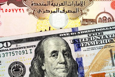 Görüntü mavi bir Amerikan yüz dolarlık banknot 5 Dirhemi Birleşik Arap Emirlikleri banknot ile yakından