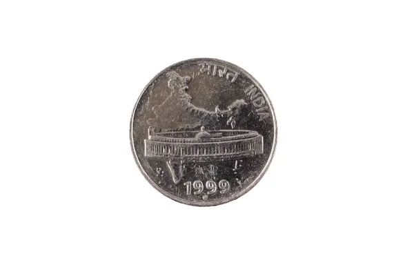 一个极端接近印度五十佩斯硬币在坚实的白色背景 — 图库照片