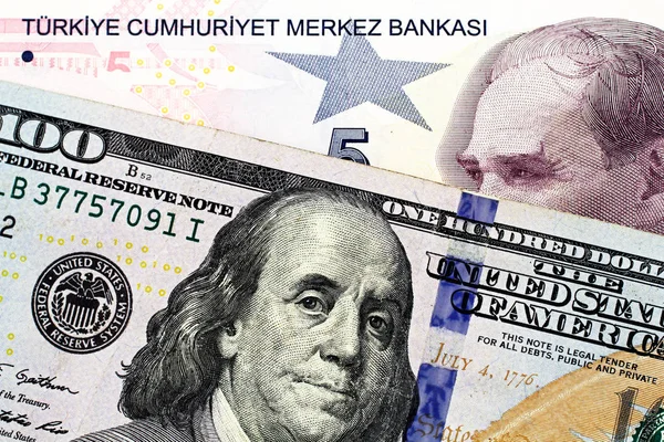 一个蓝色的美国100美元的钞票特写图片五土耳其里拉法案 — 图库照片