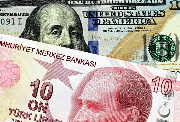 一个蓝色的美国100美元的钞票特写图片十土耳其里拉法案 — 图库照片