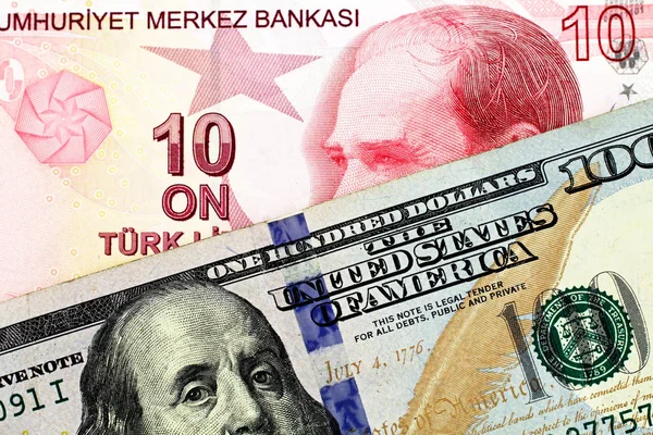 一个蓝色的美国100美元的钞票特写图片十土耳其里拉法案 — 图库照片