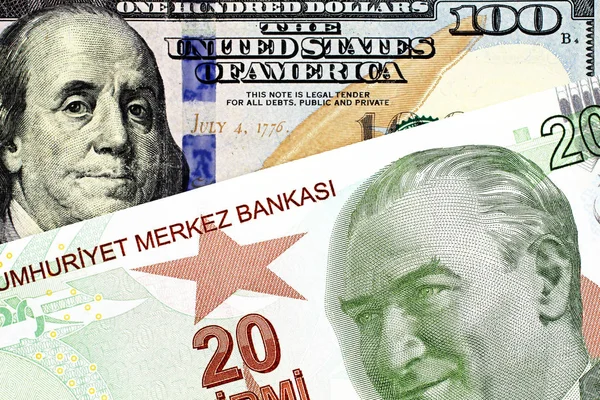 一个蓝色的美国100美元的钞票特写图片二十土耳其里拉法案 — 图库照片