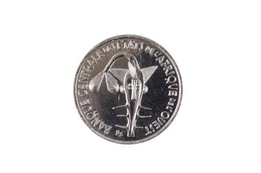 Beyaz bir arka plan üzerinde izole gümüş 100 Batı Afrika Frangı para görüntüsünü yakından