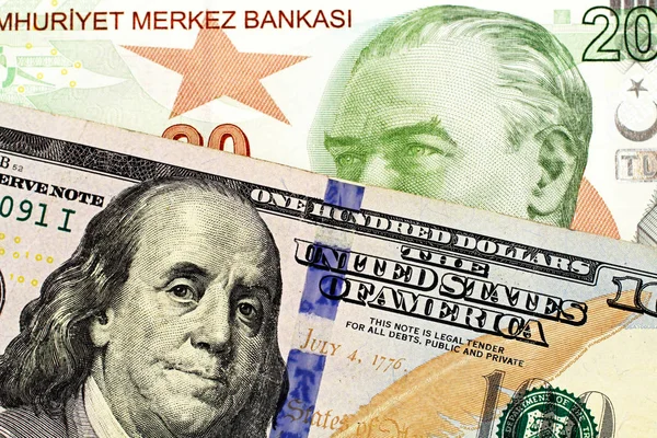 一个蓝色的美国100美元的钞票特写图片二十土耳其里拉法案 — 图库照片