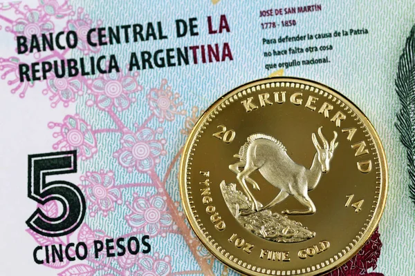 Makro Bild Guld Sydafrikanska Krugerrand Med Fem Peso Argentinska Bill — Stockfoto