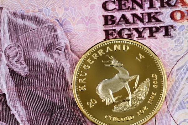 Nahaufnahme Eines Südafrikanischen Krugerrand Mit Einem Ägyptischen Zehn Pfund Schein — Stockfoto