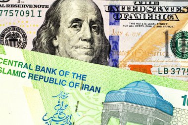 Makroda bir İran Riyali on bin Not ile Amerikan bir yüz dolarlık banknot