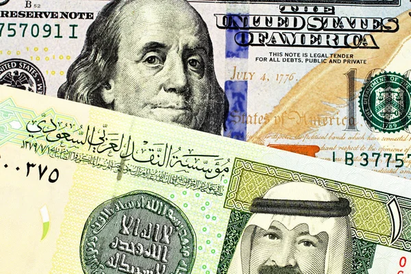 一张蓝色美国100美元钞票和一张沙特阿拉伯一张里亚尔钞票的近景图片 — 图库照片