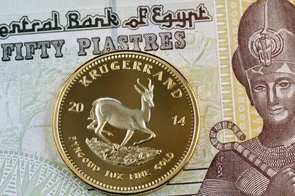 Nahaufnahme Eines Goldenen Südafrikanischen Krugerrand Mit Einem Ägyptischen Fünfzig Piaster — Stockfoto