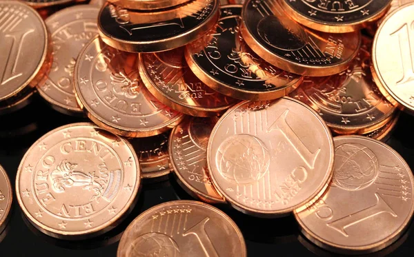 光沢のある新しいものの山ユーロ セント コインで極端なマクロ ショット — ストック写真