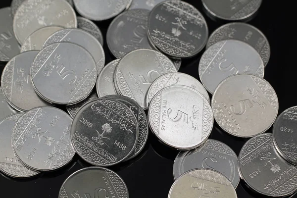 反射の黒い背景にマクロで光沢のある新しい Halala 枚のコインの山 — ストック写真