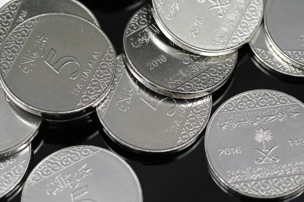 Купка Блискучих Нових Яти Галових Монет Макросі Відбиваючому Чорному Тлі — стокове фото
