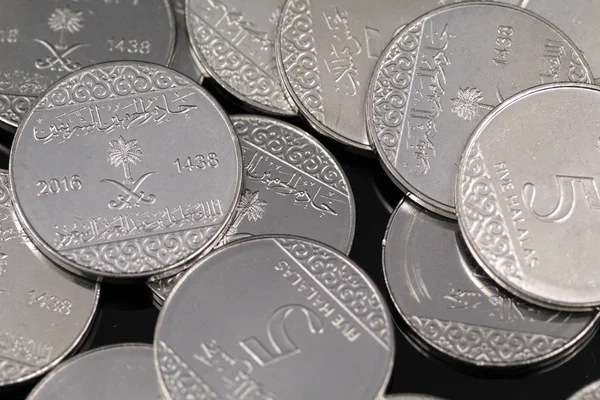 反射の黒い背景にマクロで光沢のある新しい Halala 枚のコインの山 — ストック写真
