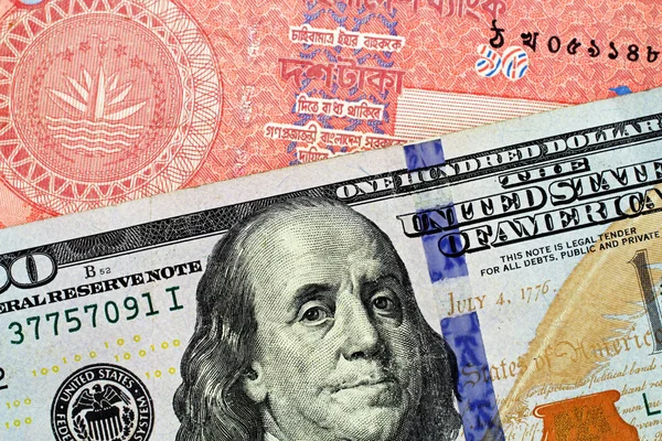 一个美国100美元钞票的宏观形象 与一个红色的孟加拉国十塔卡钞票关闭 — 图库照片