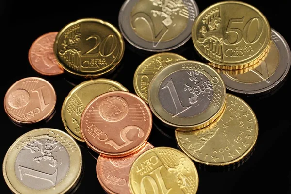 Una Imagen Macro Surtido Monedas Euro Sobre Fondo Negro Reflectante — Foto de Stock