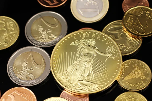 Una Imagen Macro Surtido Monedas Euro Una Moneda Americana Oro — Foto de Stock