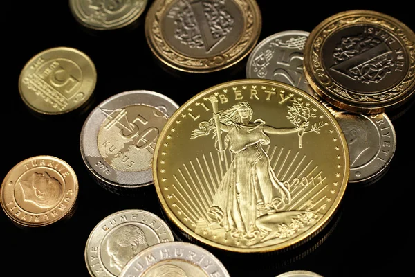 Una Imagen Macro Surtido Monedas Turcas Una Moneda Americana Oro — Foto de Stock