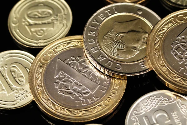 Una Imagen Macro Surtido Monedas Turcas Sobre Fondo Negro Reflectante — Foto de Stock