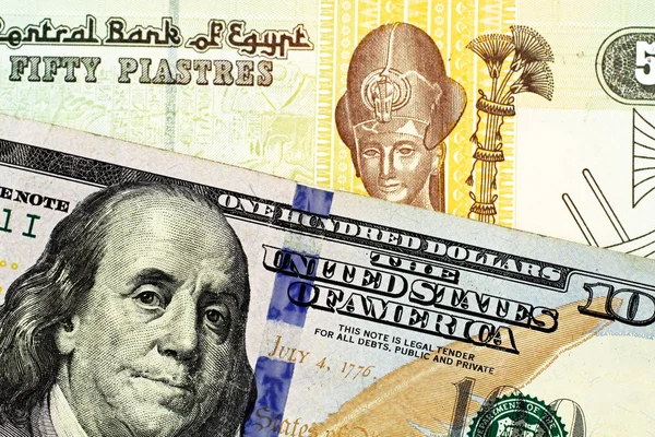 埃及50皮阿斯特钞票与100美元钞票关闭的宏观形象 — 图库照片
