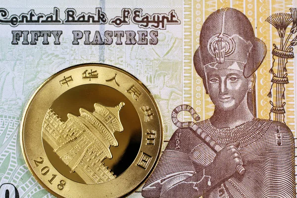 Nahaufnahme Einer Glänzenden Chinesischen Goldmünze Mit Einer Ägyptischen Fünfzig Piastre — Stockfoto