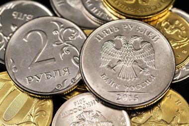 Rusya Federasyonu paralar bir yansıtıcı siyah arka plan üzerine bir ürün yelpazesine bir makro görüntüsünü